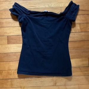 Off the shoulder - black tee